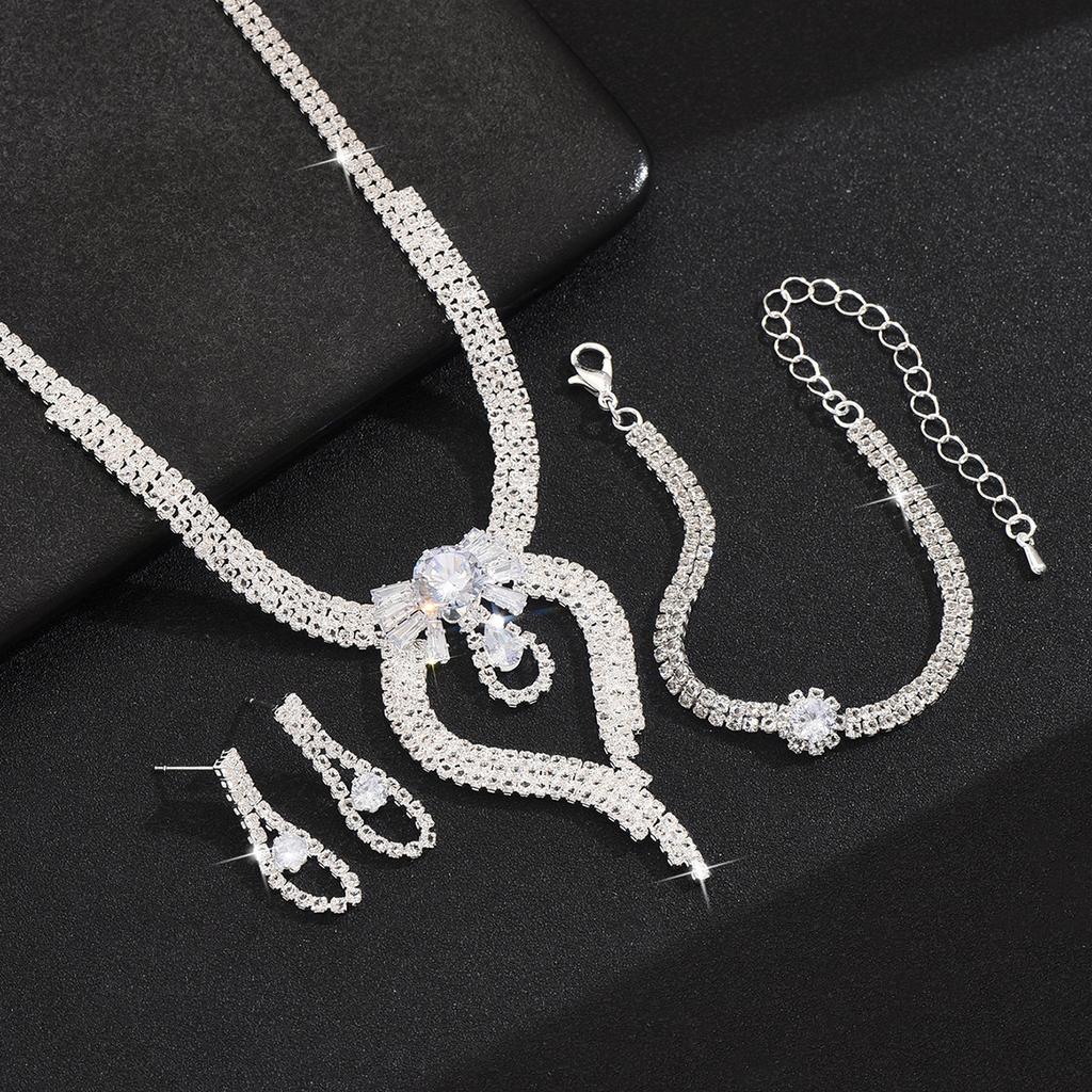 Halskjede Øredobber Armbånd Smykker Tredelt Sett Brudesmykker Halskjedesett med Nakne Diamanter