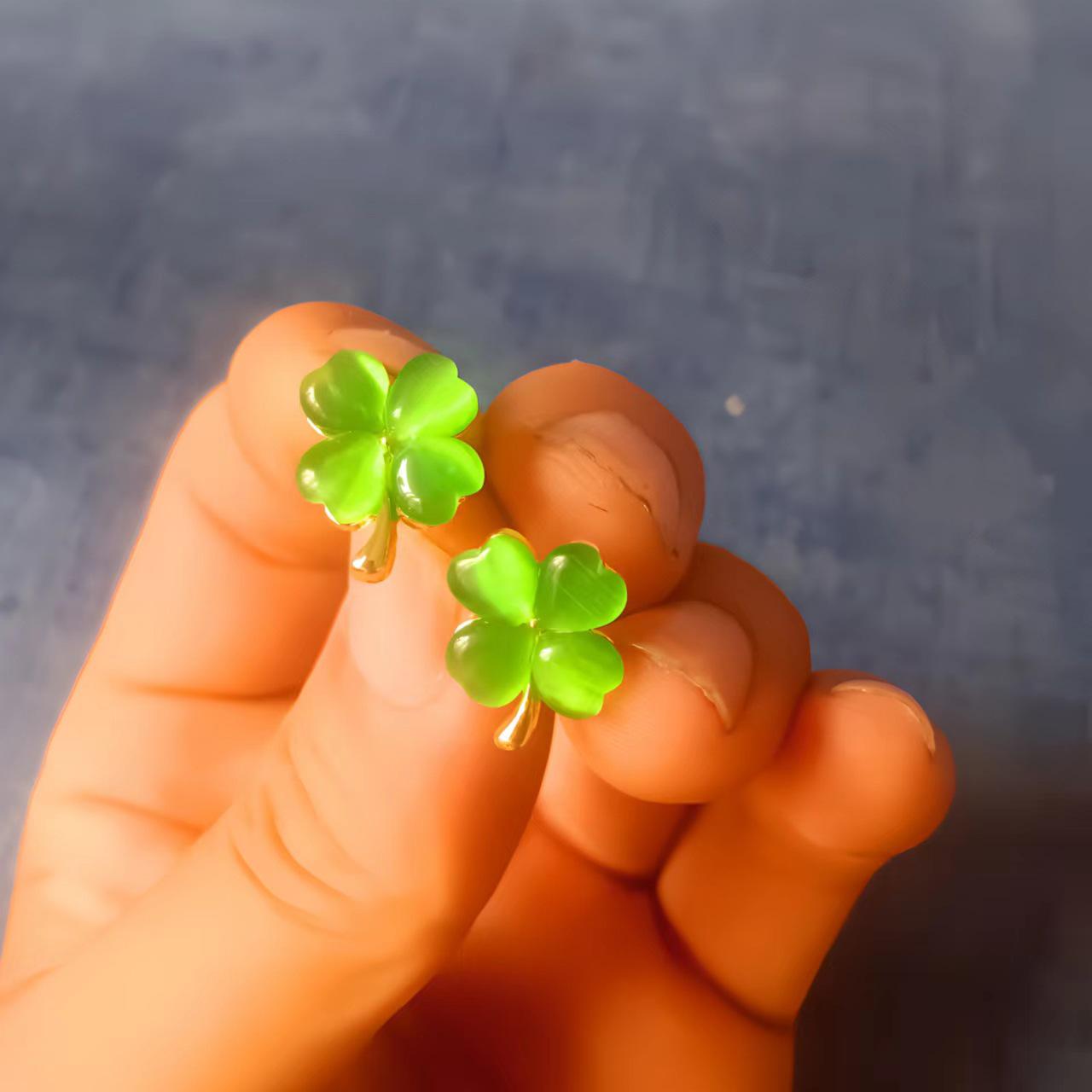 

S925 Silver Cat s Eye Four-Leaf Clover Earrings: Trendy, High-End Summer Accessory for Women