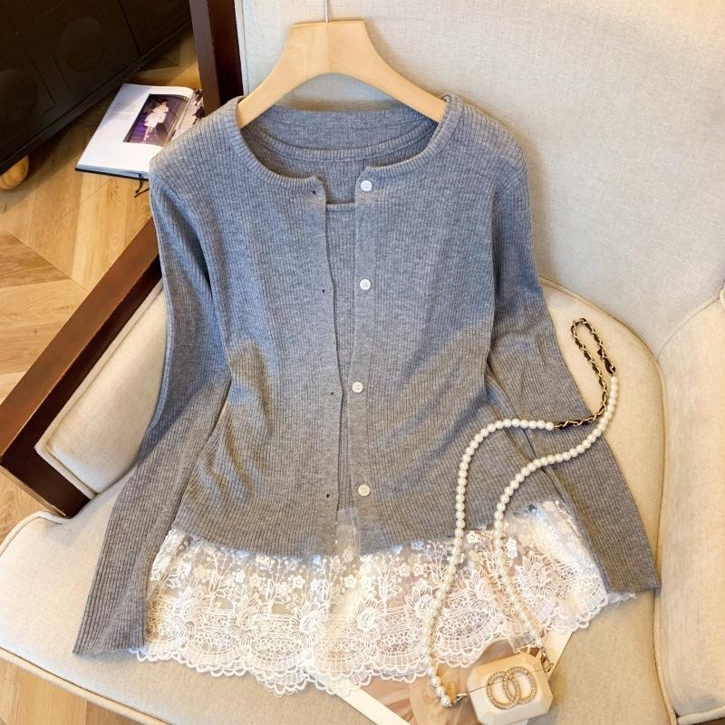 The real spring new slim-fit two-piece set of lace splicing suspenders + Korean simple cardigan top