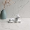 3D-gedruckte Sphinx-Katzenfigur, Realistische haarlos-Katzenstatue, Liegende Skulptur mit geschwungener stabiler Basis, Mattweißes Ornament für Schreibtischregal