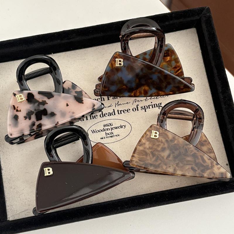 Korean Triangle Leopard Print Hair Claw: 2026 Style Shark Clip Accessory for Women’s Updo Tortoiseshell