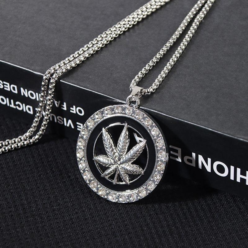 

A maple leaf round sweater chain stainless steel necklace suitable for both men and women, suitable for gift giving and daily wear
