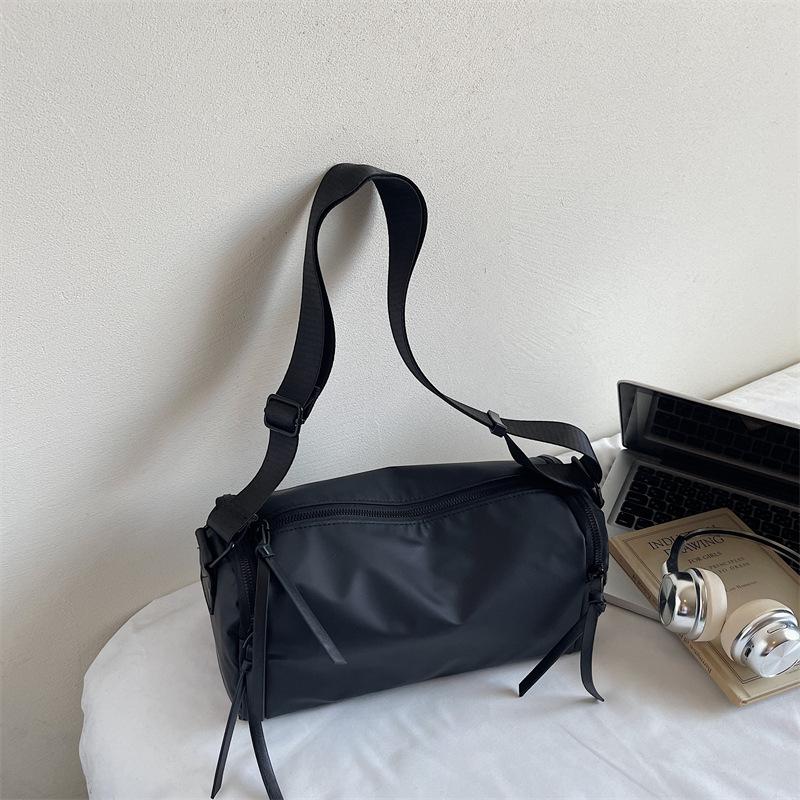 Large capacity fashion sports fitness messenger bag 2025 autumn new casual simple niche shoulder bag commuter bag