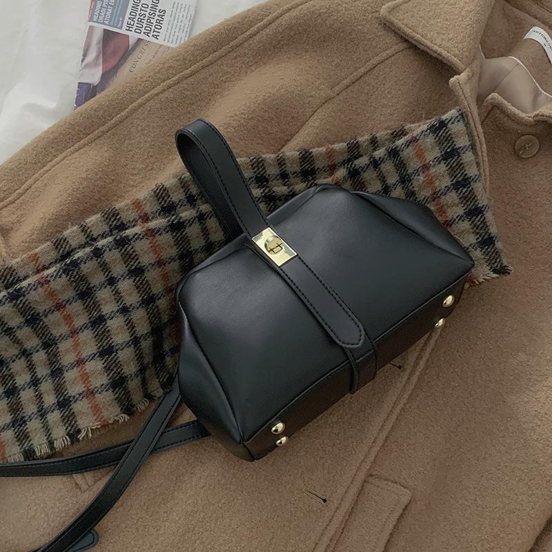 

The Color-blocking Handbag Is Fashionable and Retro with A Clasp. It Has A High-end Texture, Is Stylish and Versatile, and Is A Crossbody Bag