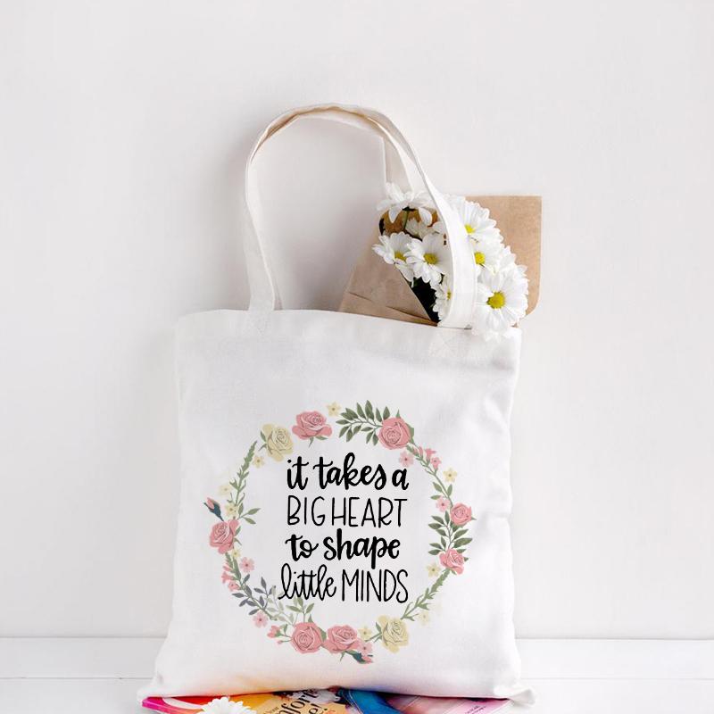 

Чтобы сформировать маленький разум, нужно большое сердце. Холстовая сумка для покупок. Сумки на плечо для учителя. Большая сумка.