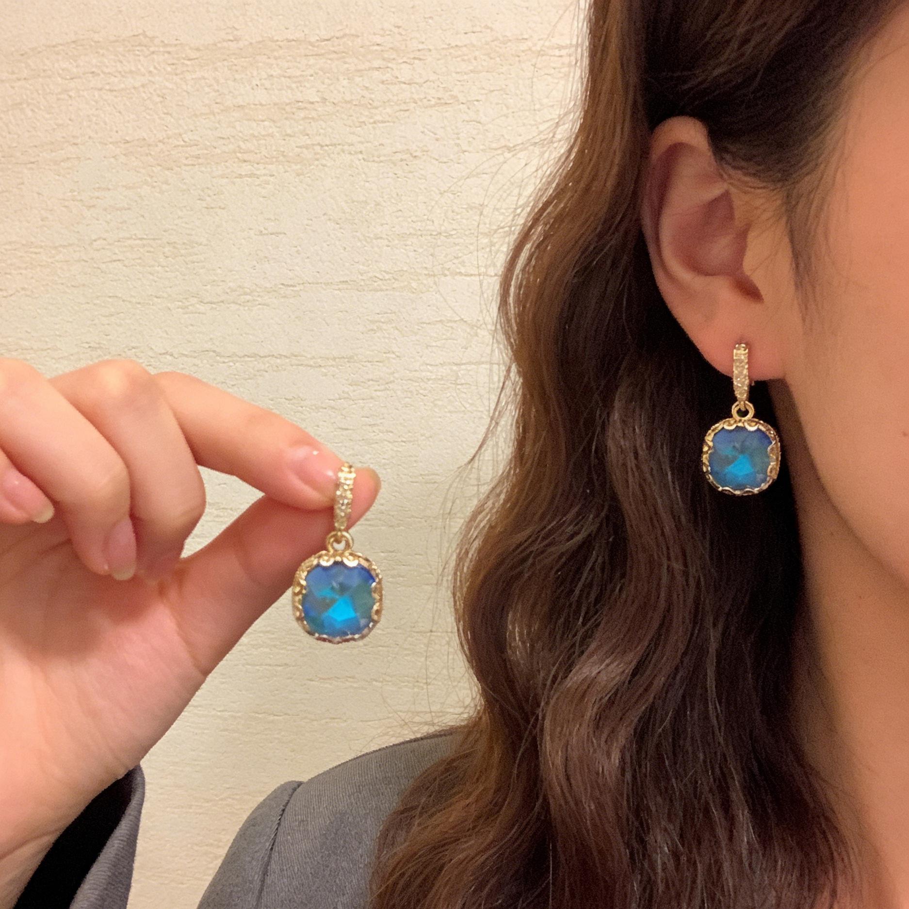 

A pair of square gemstone-encrusted earrings, stylish stud earrings, suitable for women s everyday wear and parties. дитини синього кольору