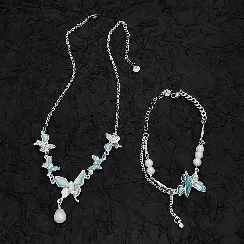 Butterfly Encrusted Exquisite Pearl Necklace For Women Chic And Unique Design