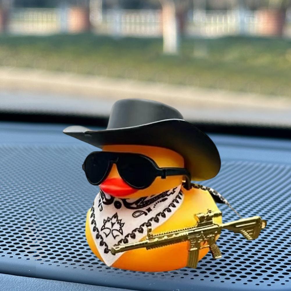 Cowboyhoed Eenden Trendy Auto Dashboard Decoratie Rubberen Eend Kantoor Auto Decoratie Ornament Zwarte Eend met Zonnebril Ketting