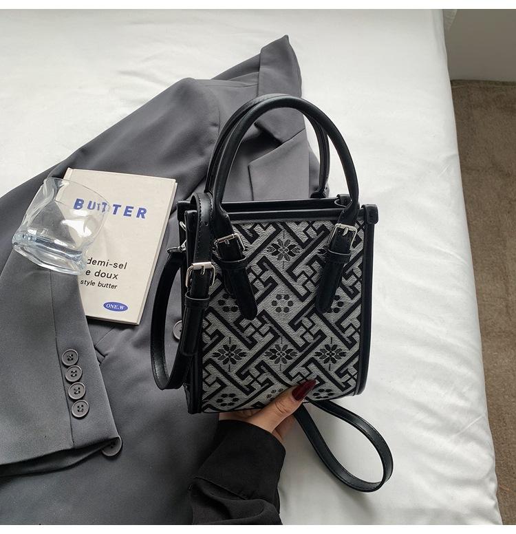 

Crossbody bag women s bag new fashion summer niche high-end mobile phone bag чорний