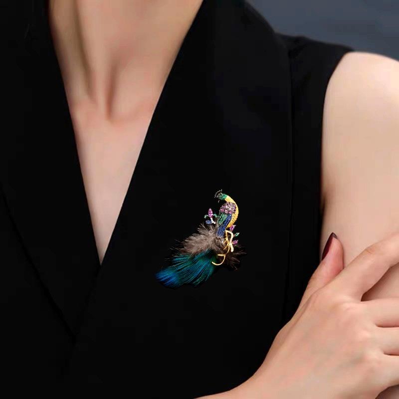 Spilla Pavone Piuma, Spilla Squisita Anti-riflesso da Donna di Alta Gamma, Spilla con Senso del Design di Lusso Leggero, Elegante Accessorio per Tailleur