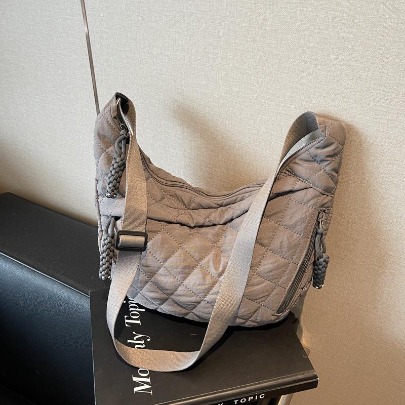Large-capacity Casual Bag Women's New Versatile Simple Messenger Bag Diamond Class Commuter Dumpling Bag