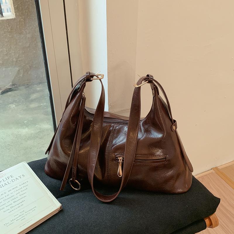 Trend messenger bag women's autumn fashion niche commuter shoulder bag high value retro underarm bag