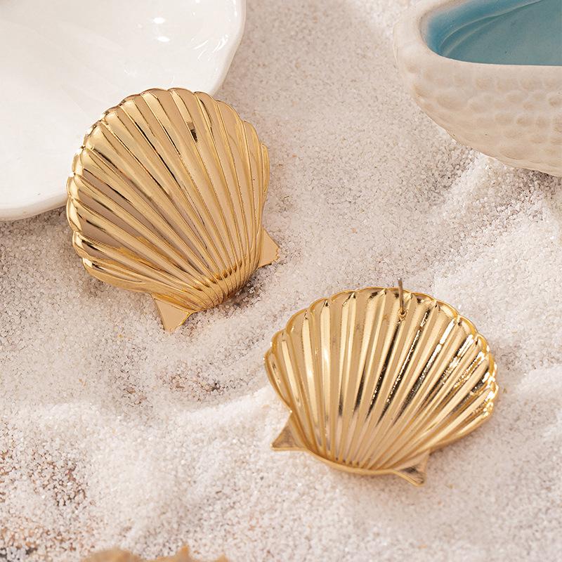 Modne kolczyki z elementami muszli: Metalowe ćwieki inspirowane stylem europejskim i amerykańskim