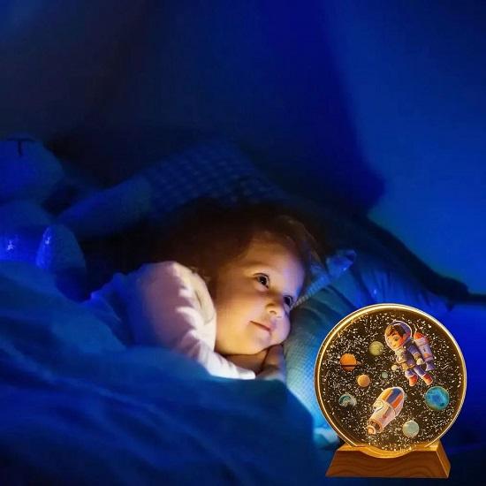 3D Astronaut Gutt Krystallkule Nattlampe med Trebase USB LED Bordlampe for Barnerom, gave