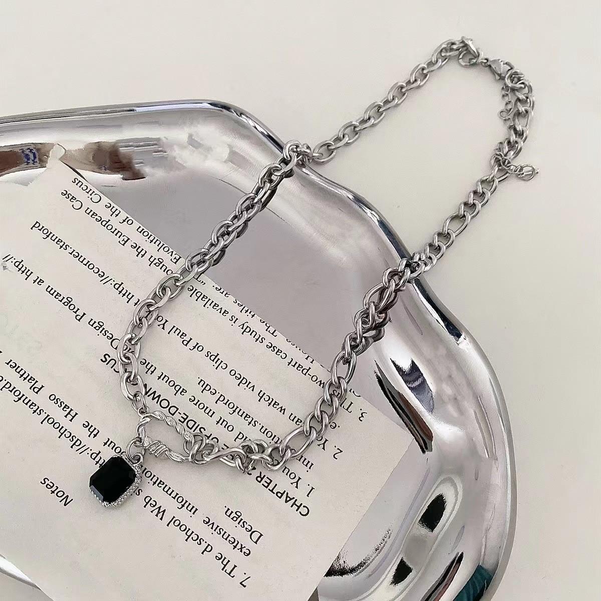 

Irregular black zircon titanium steel necklace female senior design sense niche ins light luxury sweet cool simple collarbone chain