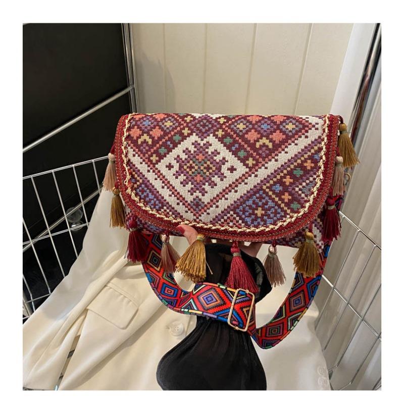 

Сумка на одно плечо в этническом стиле. Модная маленькая квадратная сумка. Маленькая сумка через плечо с кисточками. красный