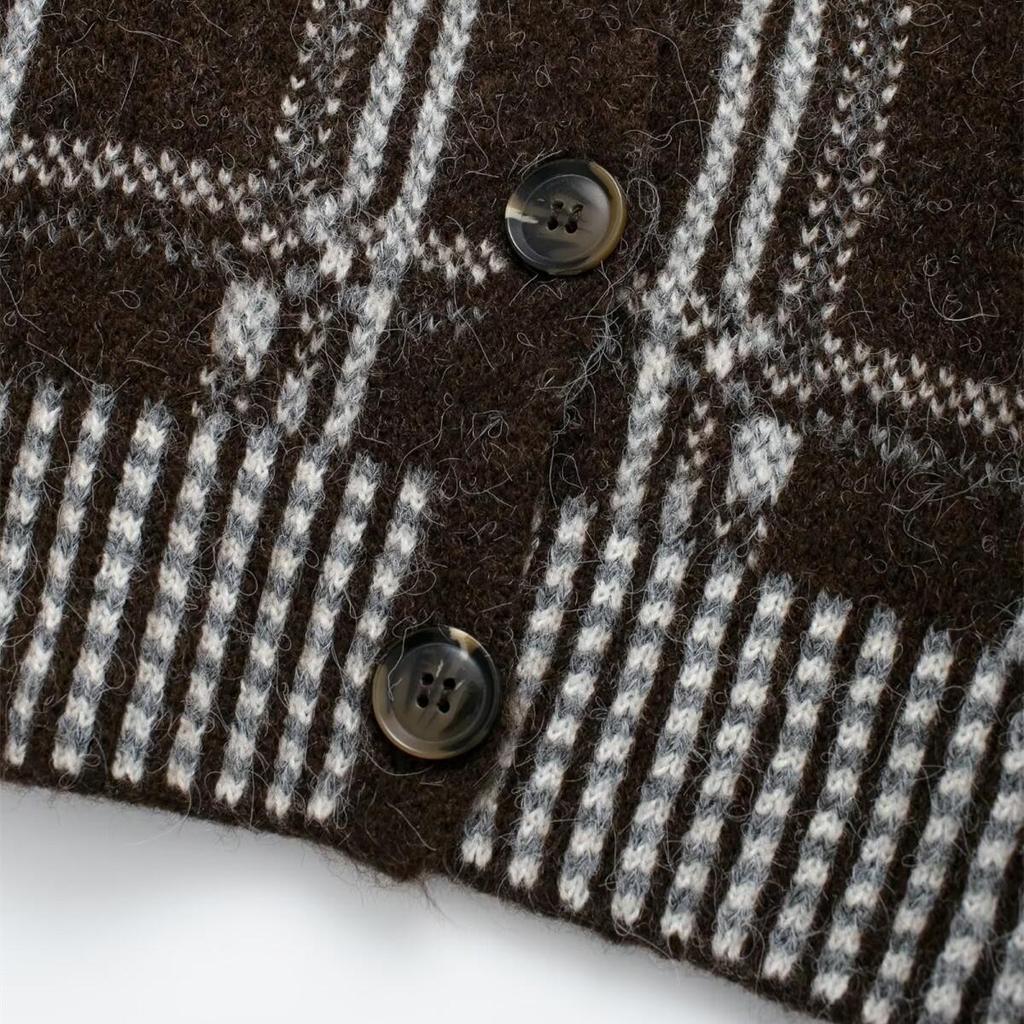 2025 Spring Women's Fashion Plaid Knit Sweater - Versatile Round Neck for Commuter Wear