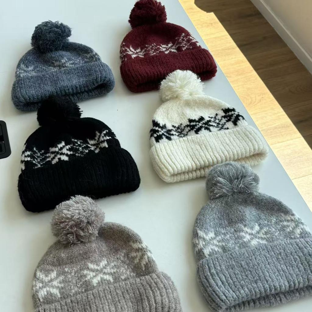 Autumn and winter new jacquard hairball knitted hat women's big head circumference small wool hat