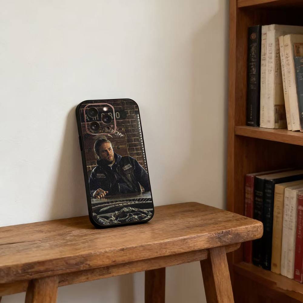 Etui na telefon Charlie Hunnam do iPhone 17,16,15,14,13,12,11 Plus,Pro Max,XS,Miękki silikonowy czarny pokrowiec