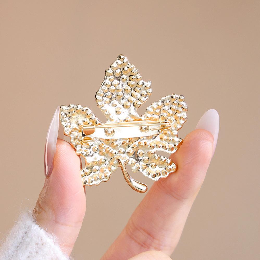 Exquisite Red Maple Leaf Breast Flower, High-End Temperament Suit Pin, Women'S Luxurious Versatile Accessory