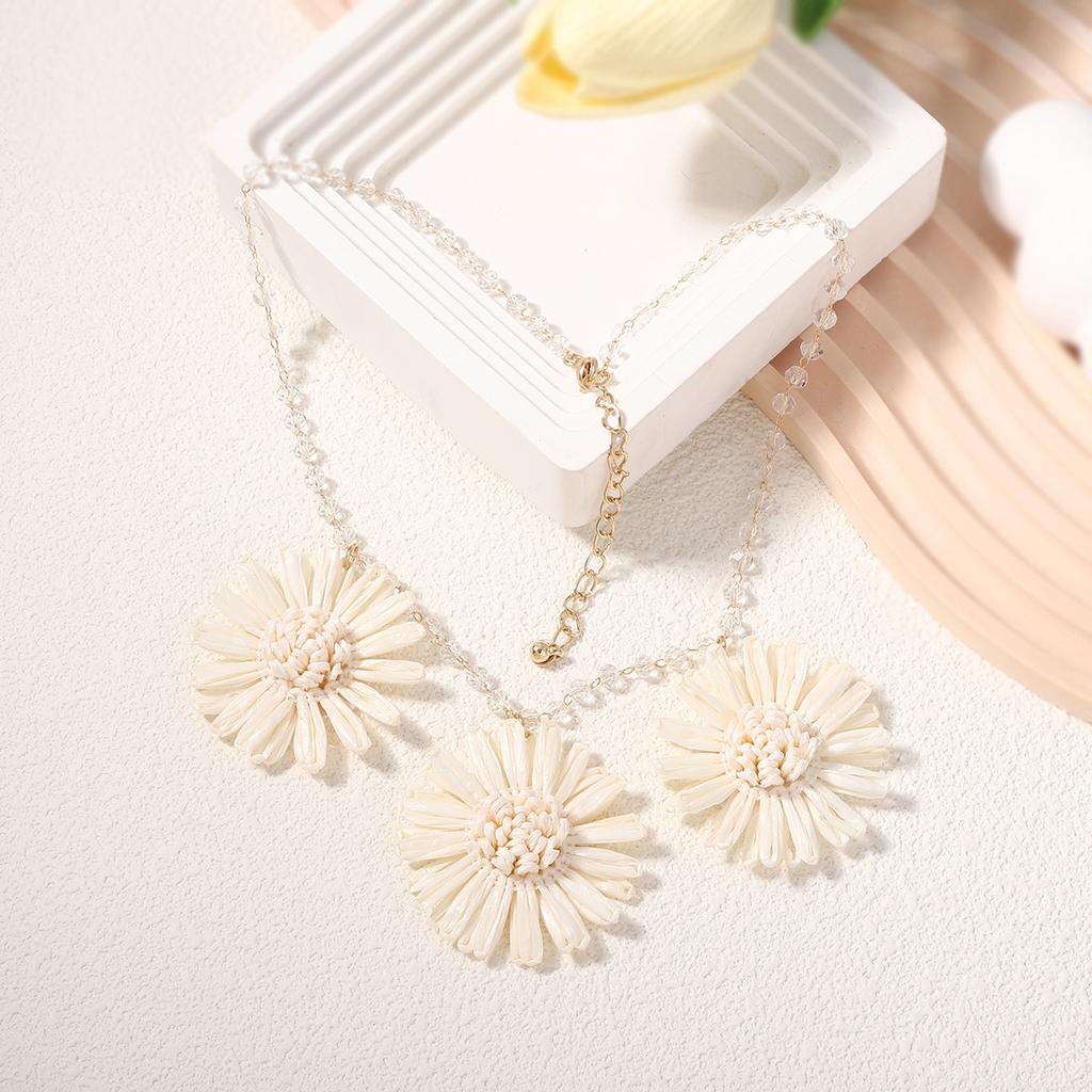 Summer new light-colored raffia hand-woven small daisy flower necklace, fashionable niche atmosphere