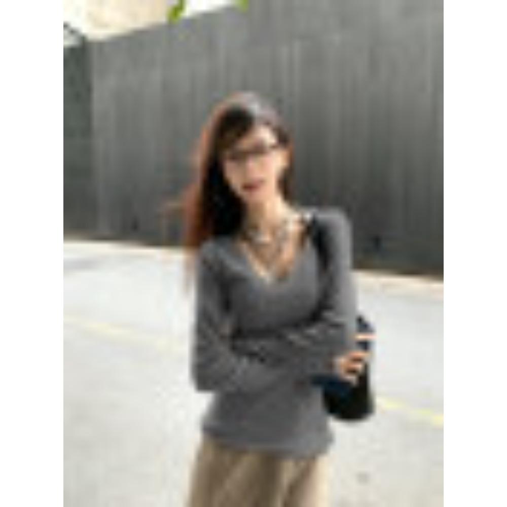 A Simple V-neck Long-sleeved Knitted Sweater for Women's Autumn and Winter, Featuring A Cinched Waist and A Slimming Look As A Base Layer