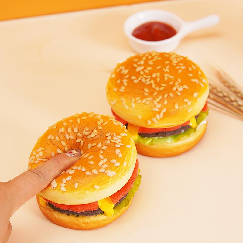Weiches duftendes falsches Rindfleischburger-Brötchen-Spielzeug für Fotografie oder Dekoration - Magnet enthalten