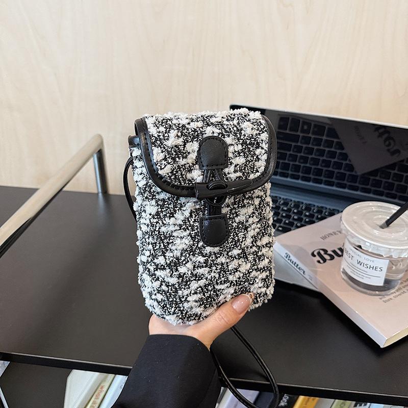 

Autumn and winter plush mini small bag women s 2025 new trendy lamb wool mobile phone bag fashionable and lightweight messenger bag