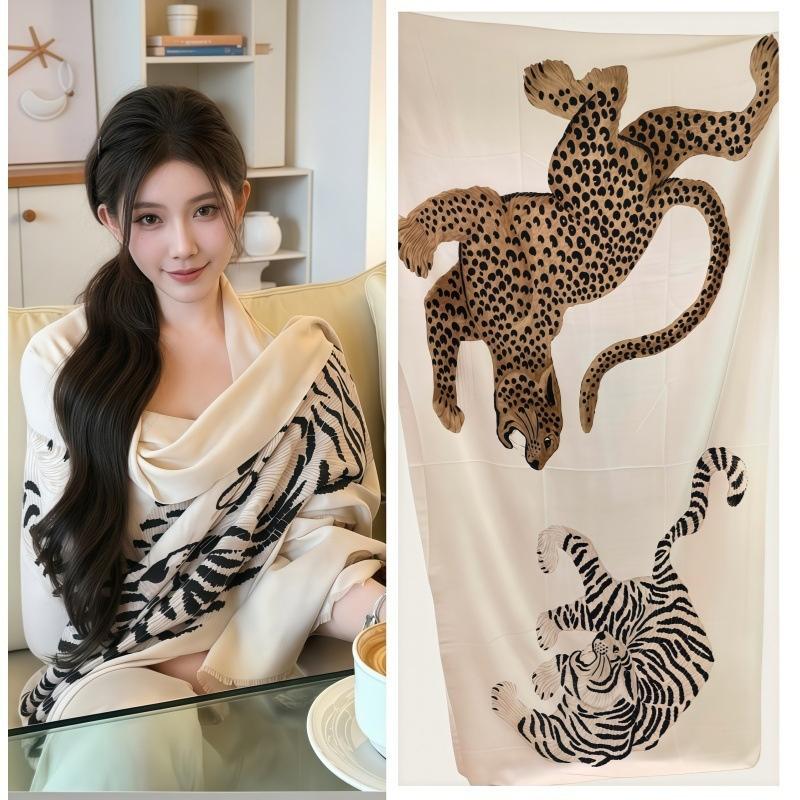 Luxury Women Scarf Leopard Tiger Print Scarf Soft Shawl Vintage Animal Scarf Oversized Breathable Neck Scarves Daily Outfit
