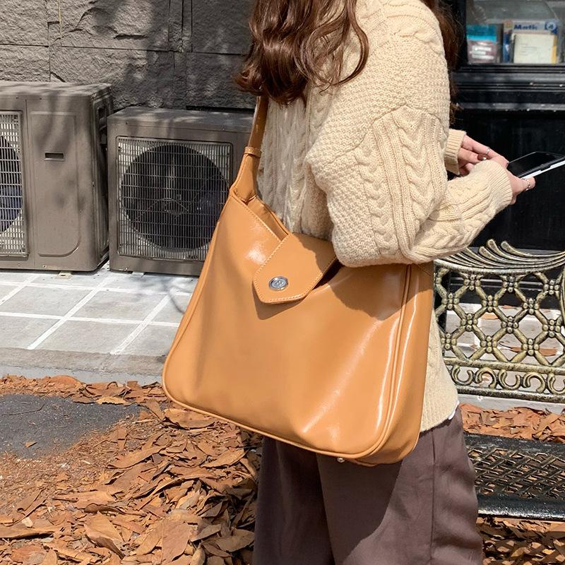 Retro oil wax leather niche design women's bag autumn and winter new versatile single shoulder large capacity messenger bag