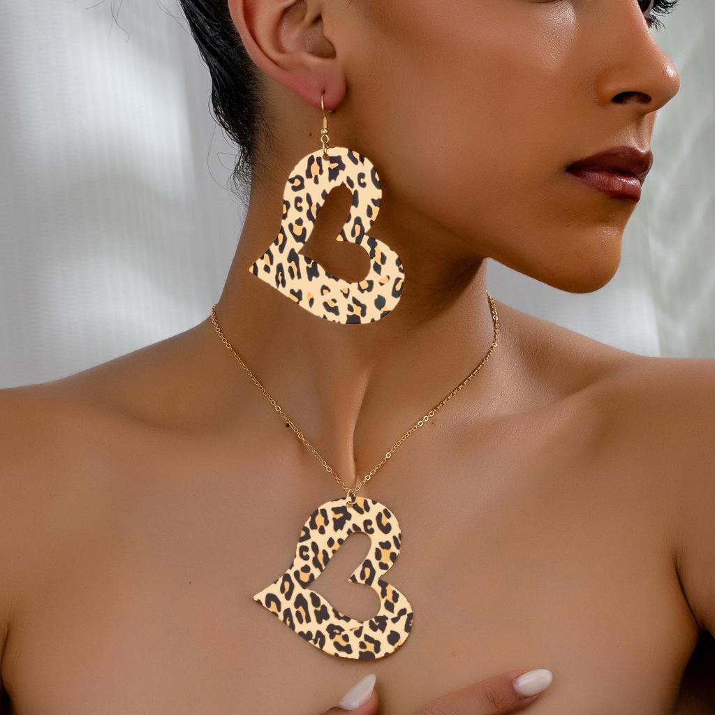 Exaggerated Leopard Print Geometric Heart Earrings & Necklace Set In Retro Fashion Style