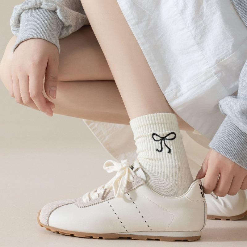 Women's Autumn and Winter Embroidered Bow Mid-calf Socks Breathable and Sweat-absorbing Long Calf Socks
