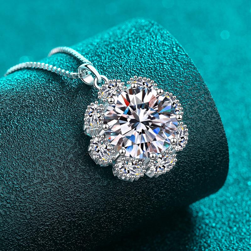 Yin Baichuan S925 Sterling Silver Sunflower Moissanite Necklace for Women - Luxurious, Elegant, and Exquisite Festival Gift.