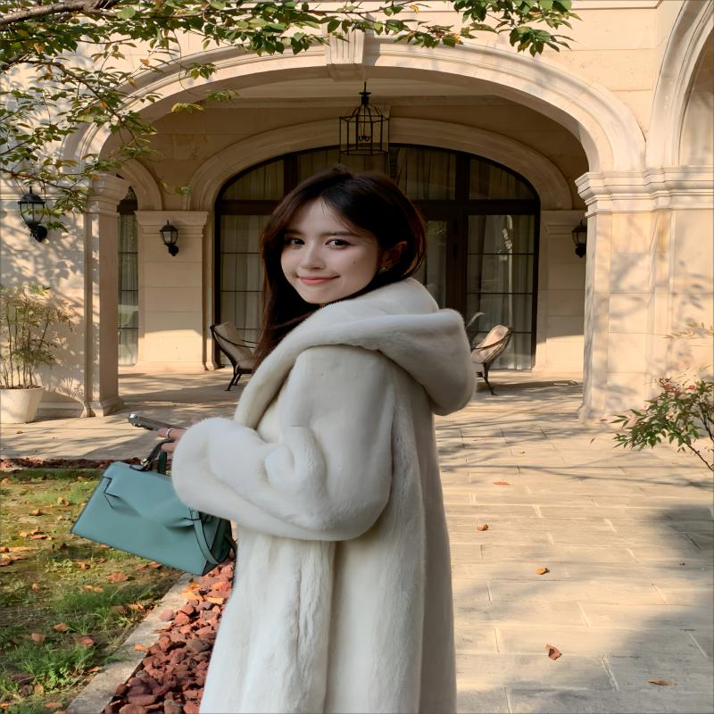 Paltonă de blană de nurcă imitație cu glugă extinsă de toamnă și iarnă pentru femei.