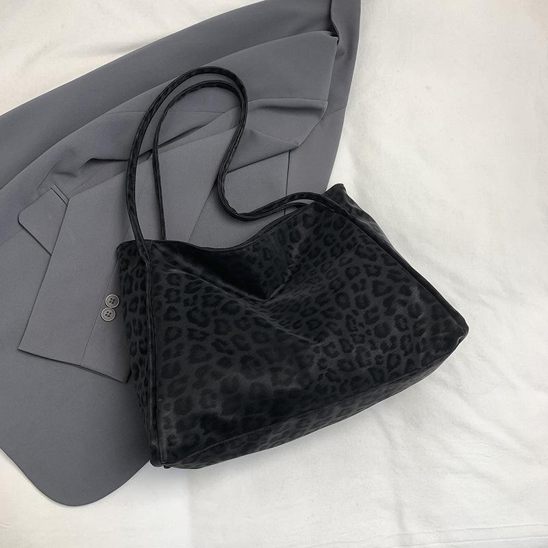 

Autumn new retro leopard print shoulder armpit bag fashionable niche simple commuter portable tote bag
