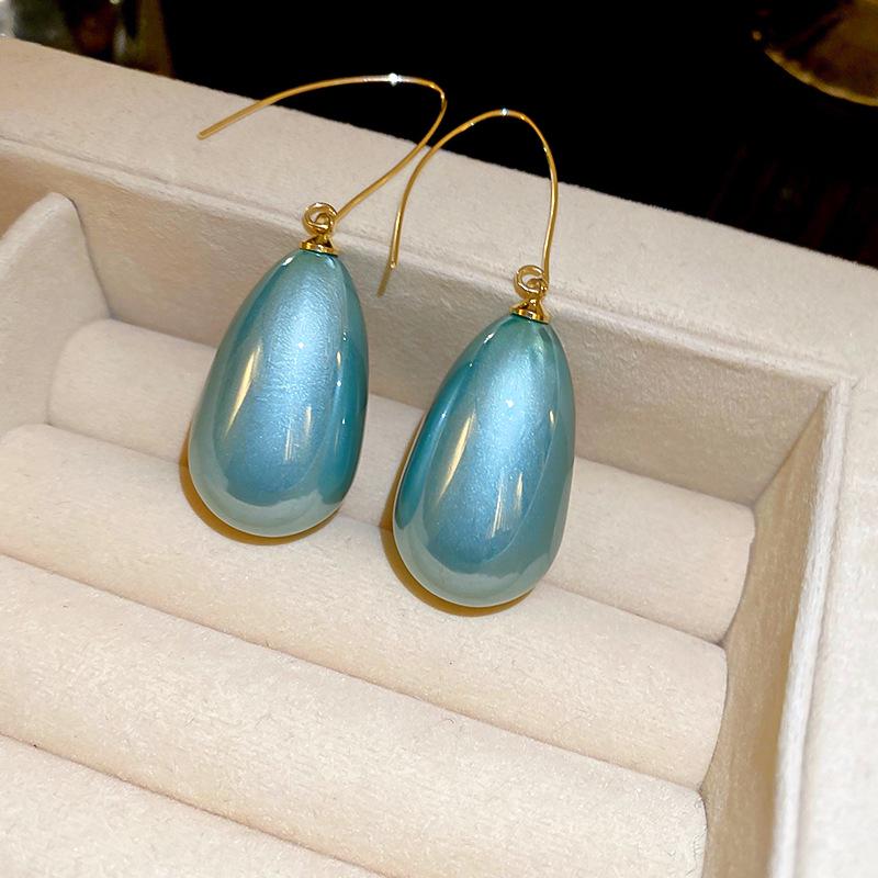 Elegante Ohrhaken-Ohrringe mit tropfenförmigen Imitationsperlen: Französisch inspirierte Mode für vielseitige, anspruchsvolle Frauen.