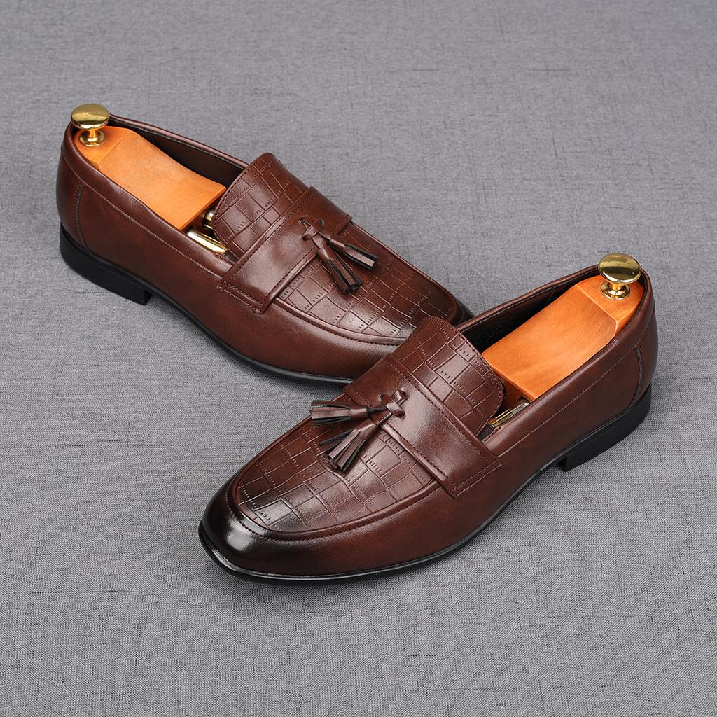 Trend Men's Pointed Tassels Patent Leather Casual Shoes Male Designer Slip On Loafers Homecoming Wedding Dress Zapatillas Hombre