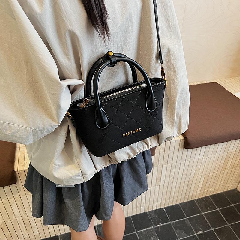 

В этом году популярная ромбовидная маленькая сумка женская осенне-зимняя универсальная 2025 новая ретро сумка-мессенджер ins портативная сумка-ведро чёрный