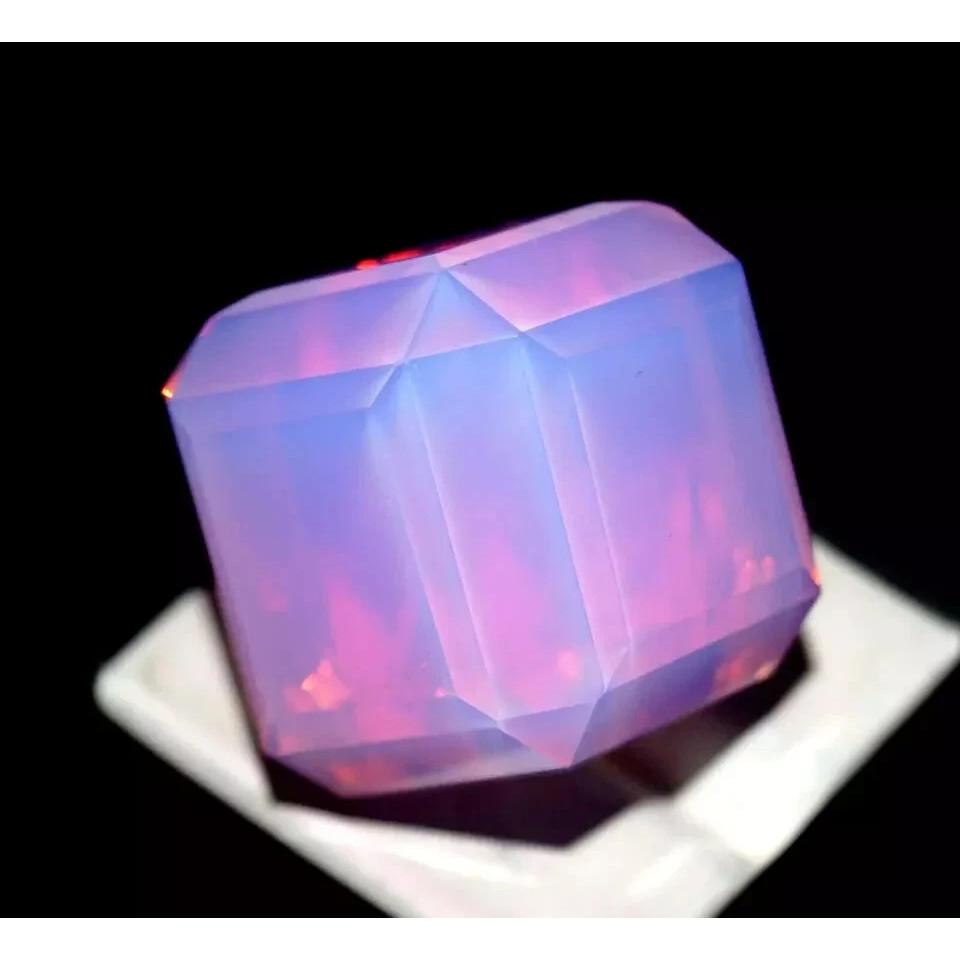Doğal Pembe Opal 120,5 Karat Küp Kesim Sertifikalı Çarpıcı Serbest Değerli Taş