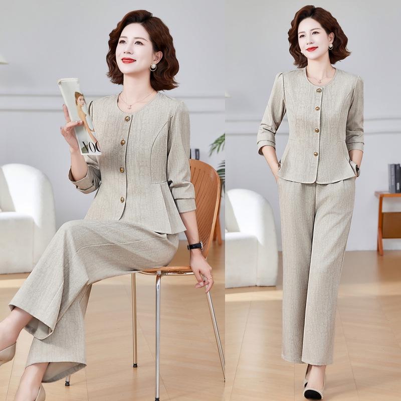 Mom's 2025 Spring Fashion: Stylish Two-Piece Set for Middle-Aged and Elderly Women