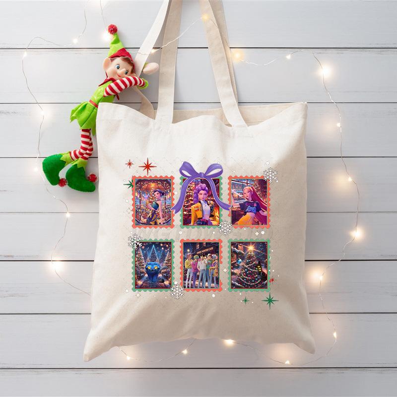 

Рождественские охотники на демонов K-Pop Холщовая сумка для покупок Huntrix Girl Рождественский дорожный мешочек Зои Руми Мира Саджа Мальчики Девочки Детский подарок 39*36cm разноцветный