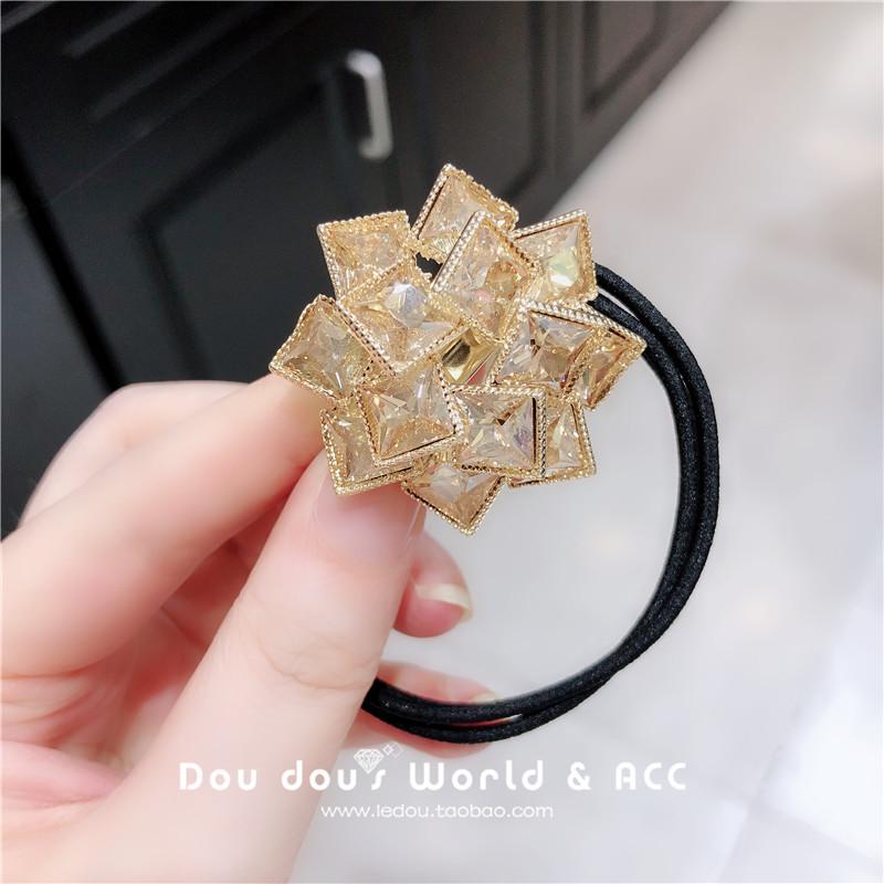 

Изысканная хрустальная резинка для волос: Роскошный, Универсальный и Блестящий Аксессуар для Пучка