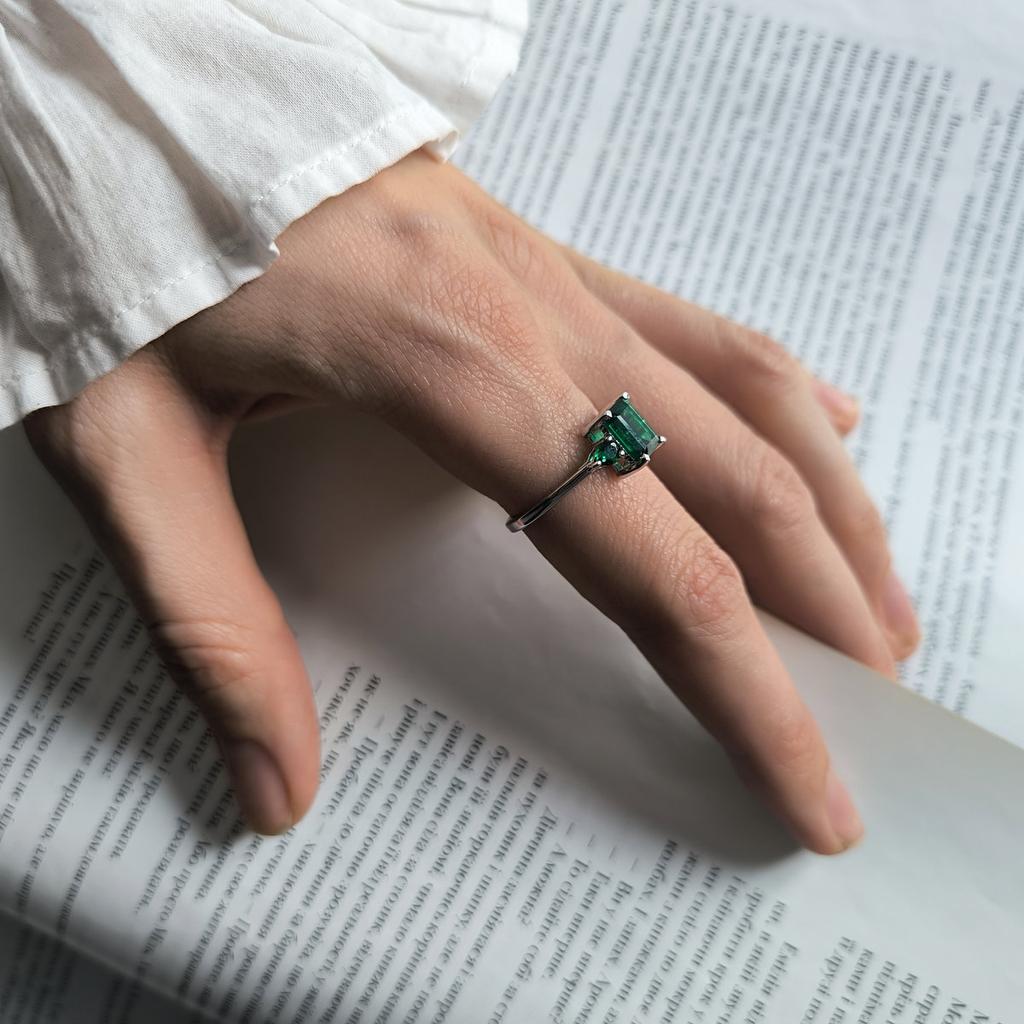 Серебряное кольцо с изумрудом nano 1.708ct, вес изделия 1,88 гр (2205364)