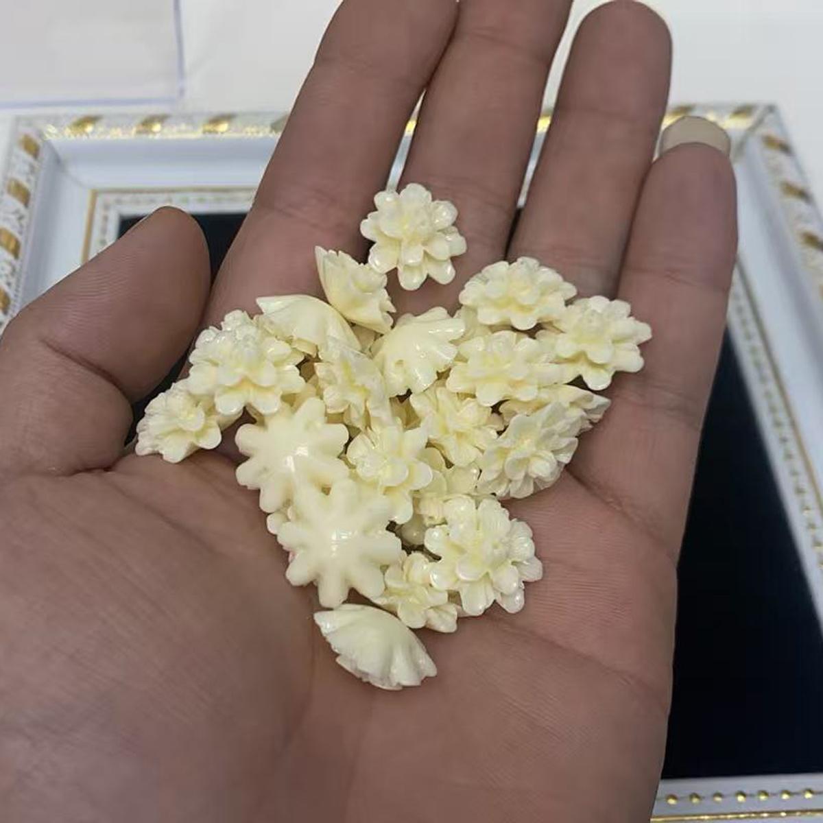 10Pcs Shell Powder Carved Flower Cabochons 16mm Ivory Multi-Petal Floral Beads for DIY Jewelry Wedding Bridal Craft Making 10Pcs/16mm белый