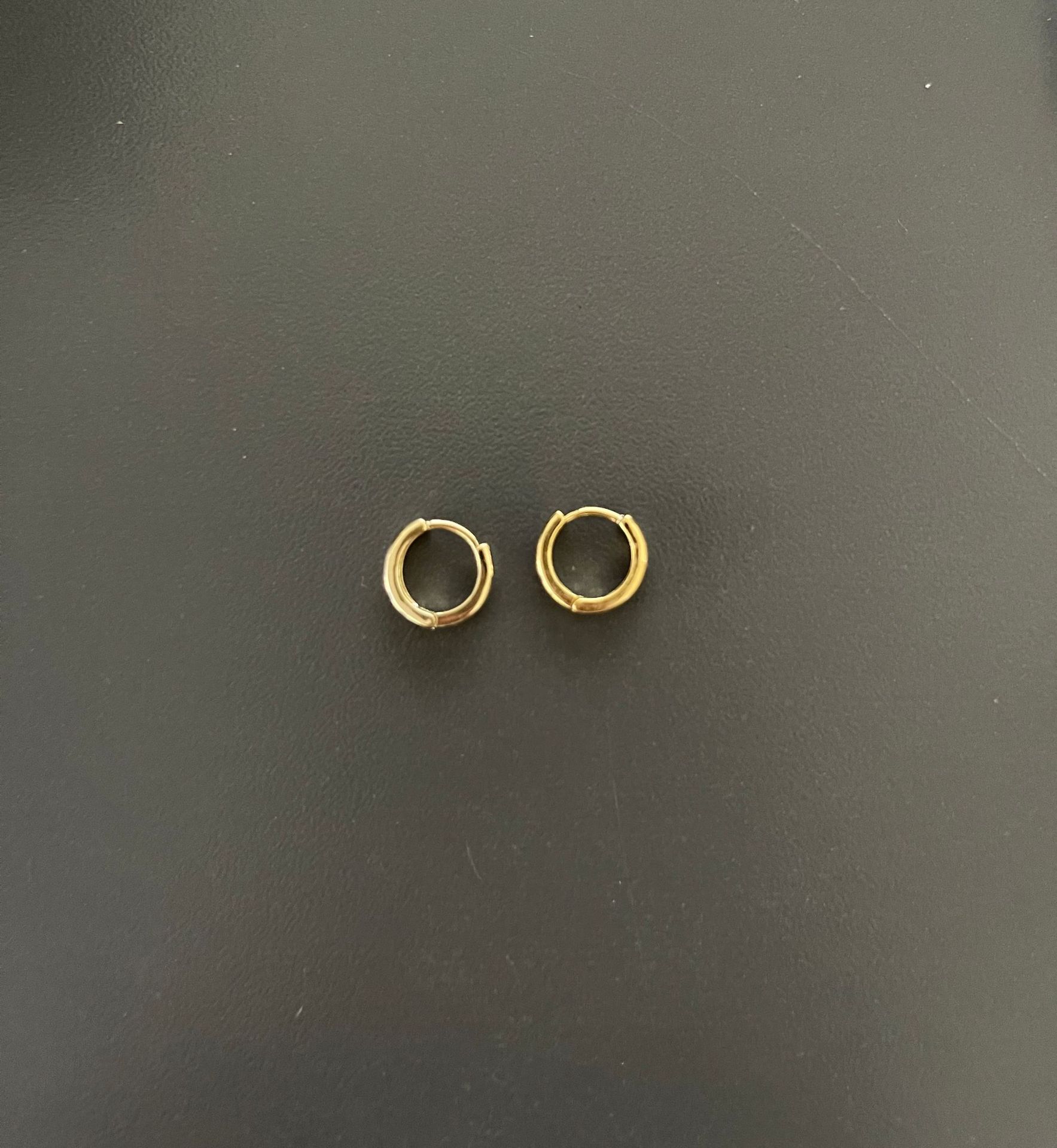 

Korea imported new straight face light gold silver earrings earrings ins cold wind fresh stud earrings earrings female