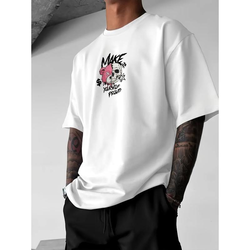 Grafisches Streetwear-T-Shirt für Herren mit einem geteilten Bären- und Totenkopf-Design sowie dem Schriftzug 'Make Yourself Proud'. Dieses lässige T-Shirt mit kurzen Ärmeln