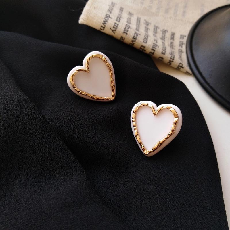 Vintage Hyperbole Black White Heart-shaped Stud Earrings For Woman Luxury Party Unusual Earrings Fashion Gift 2022