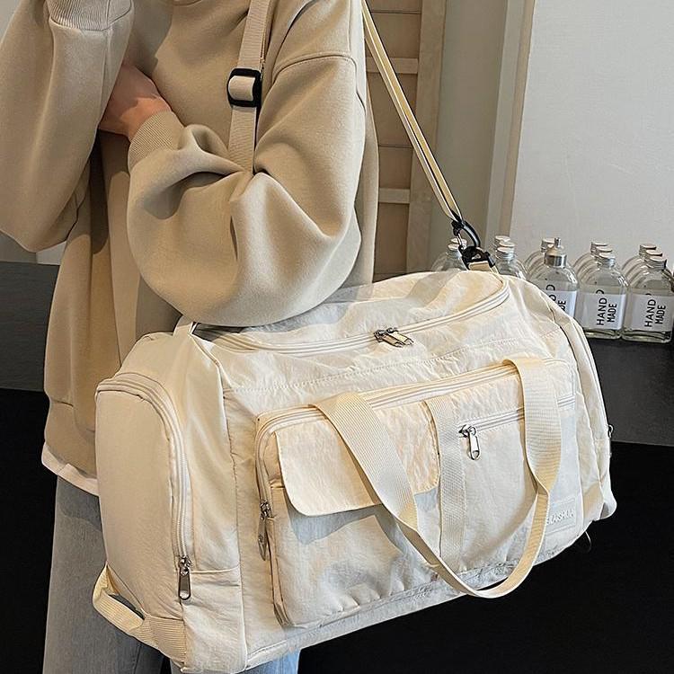 Large Capacity Waterproof Lightweight Travel Bag for Men and Women - Fashionable Handheld Storage for Short Trips and Sports.