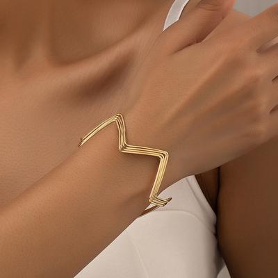 Fashionable and Simple Wavy Bracelet