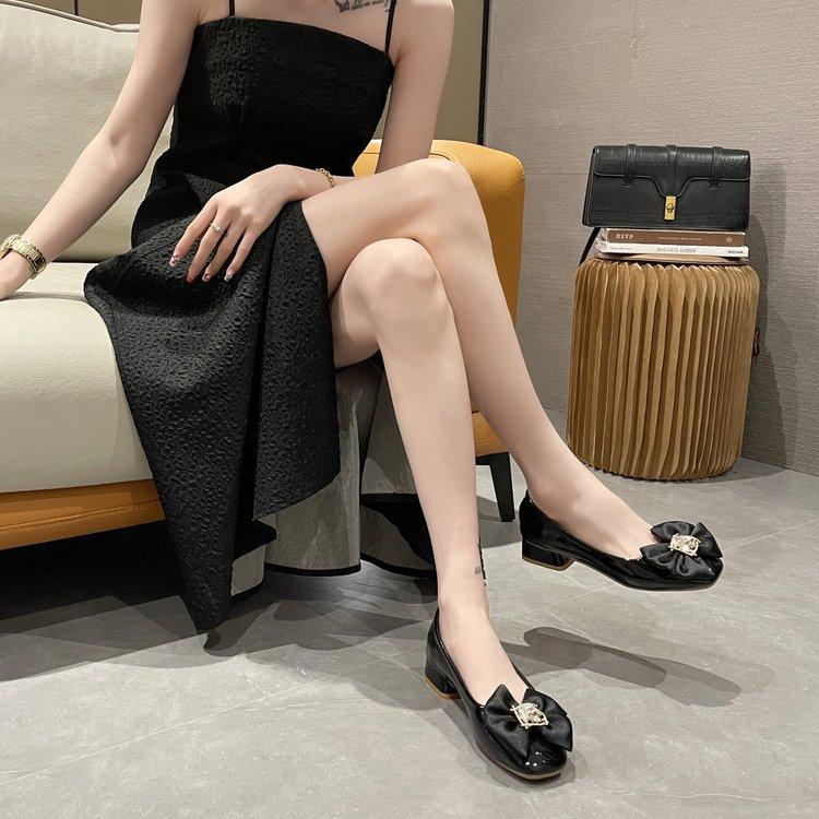 

Ретро нежный ветер одиночные туфли 20255 осень новые квадратные каблуки алмазный бант модные женские туфли универсальные сказочные туфли 35 чёрный